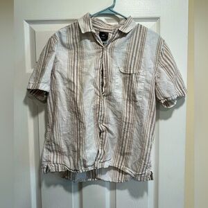 H&M WHITE AND TAN SHORT SLEEVE BUTTON UP SHIRT